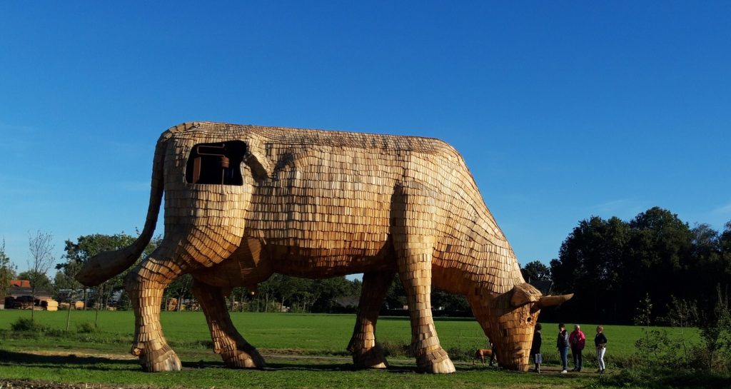 Hannes Verhoeven, "De Melkfabriek," steel and wood, 800 cm — a large outdoor grazing cow sculpture, public work